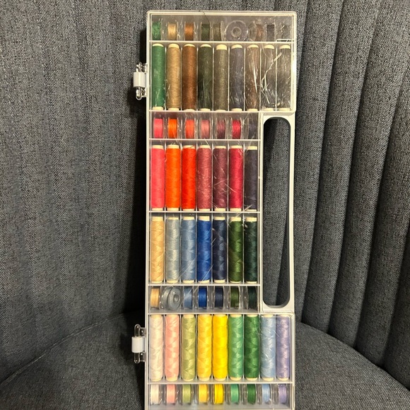 Multi-Color Thread Organizer Box - Picture 3 of 4